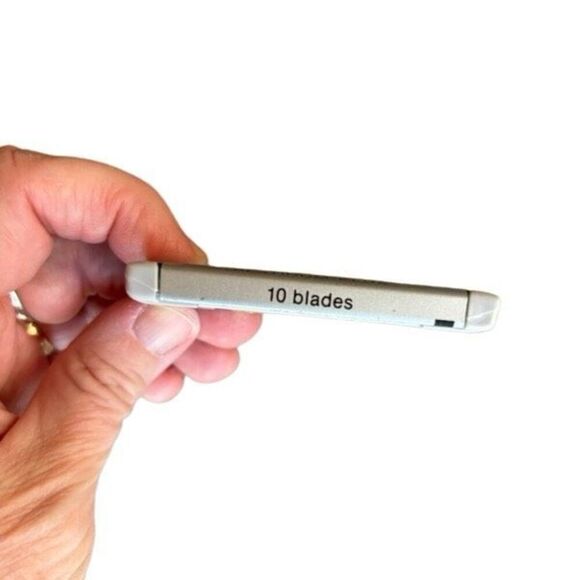 Gillette Premium-Plus 1970’s Vintage Razor Blade Dispenser-3 Blades - Picture 3 of 4